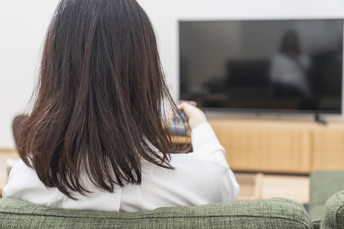 テレビを視聴する女性