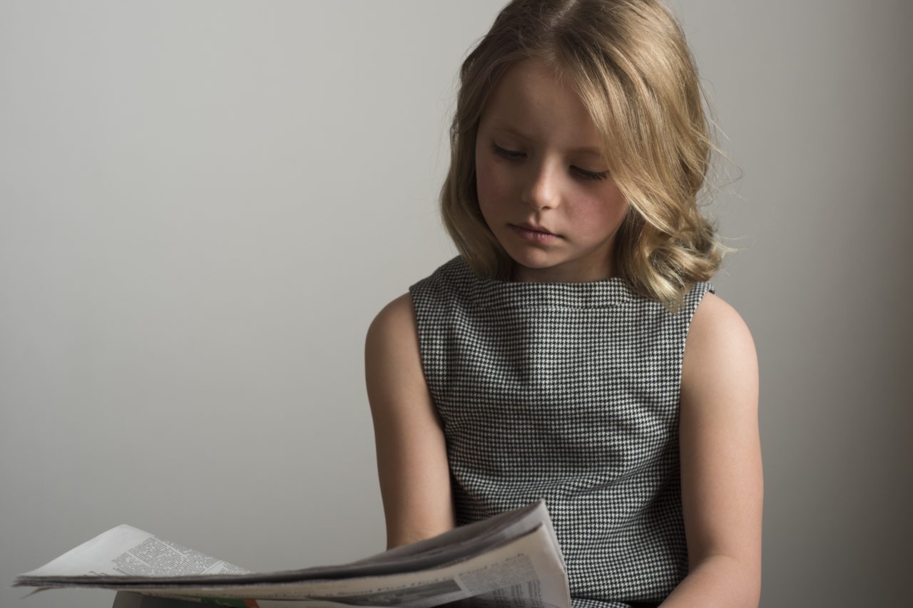 新聞を読む子供