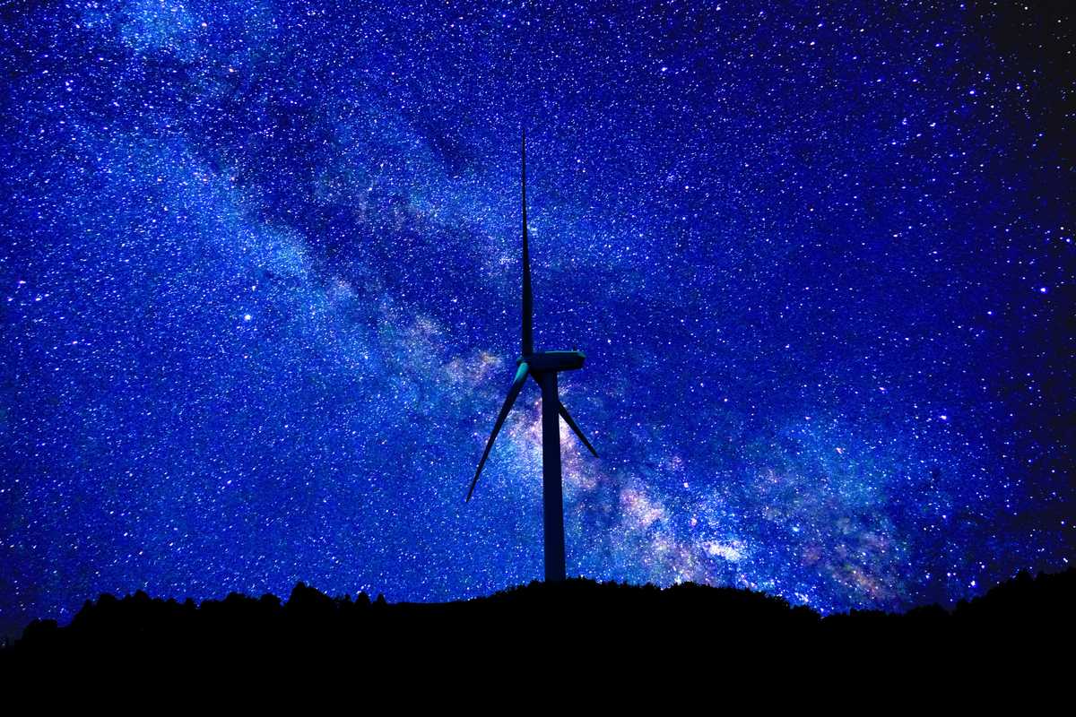 夜空と風力発電